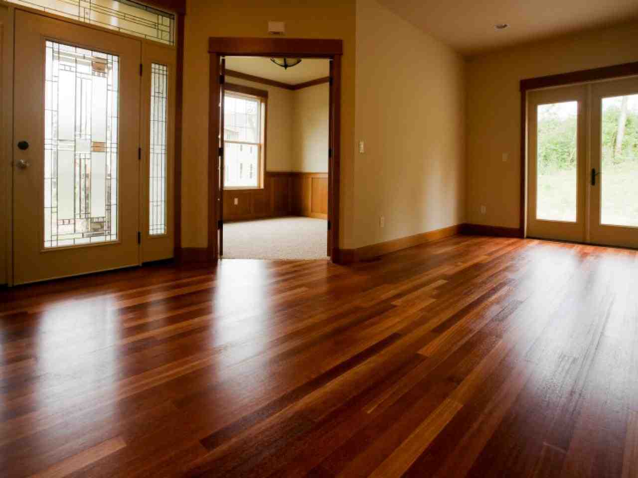 Does vinegar destroy wood?