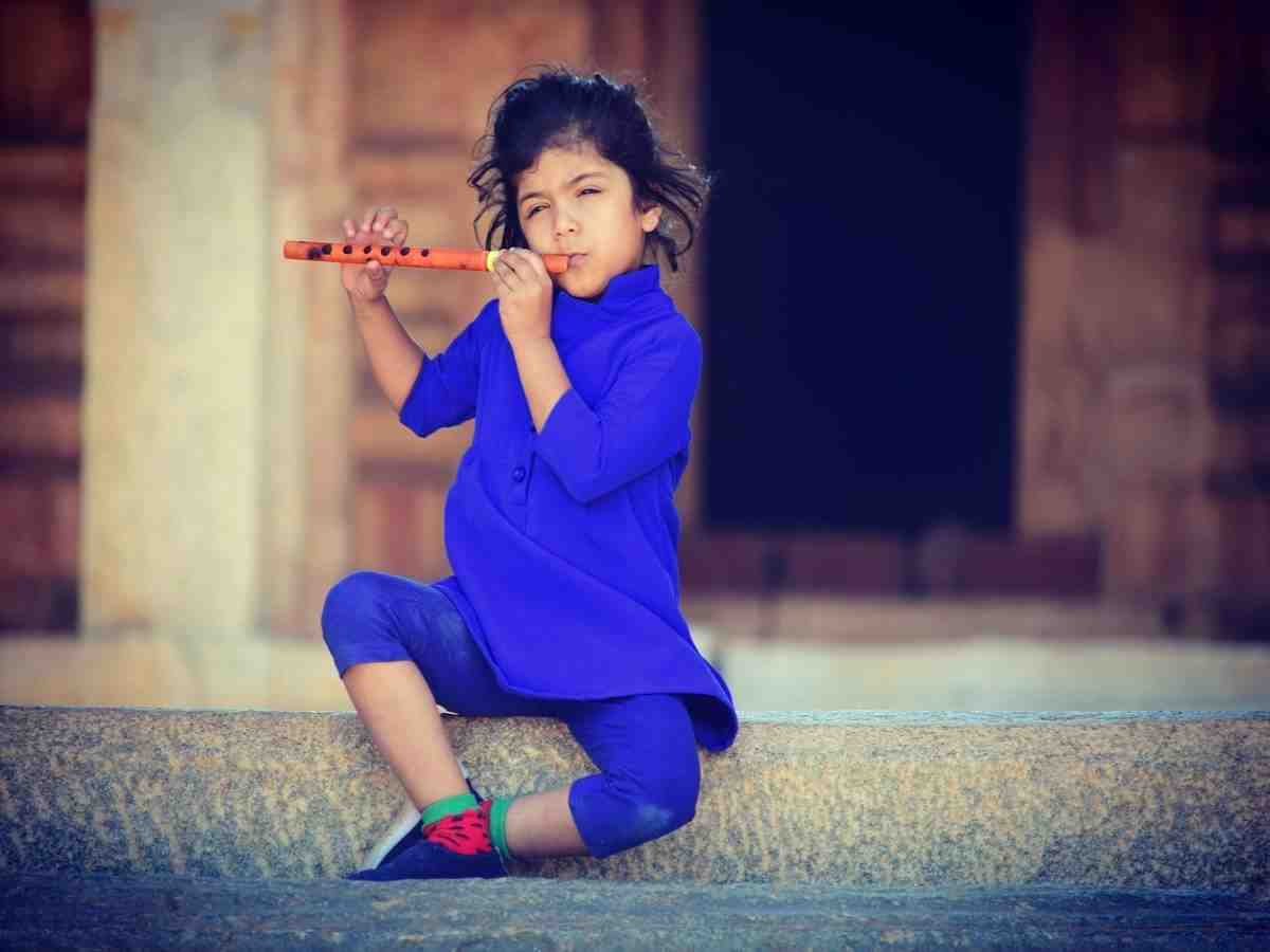 How is the Chinese flute played?