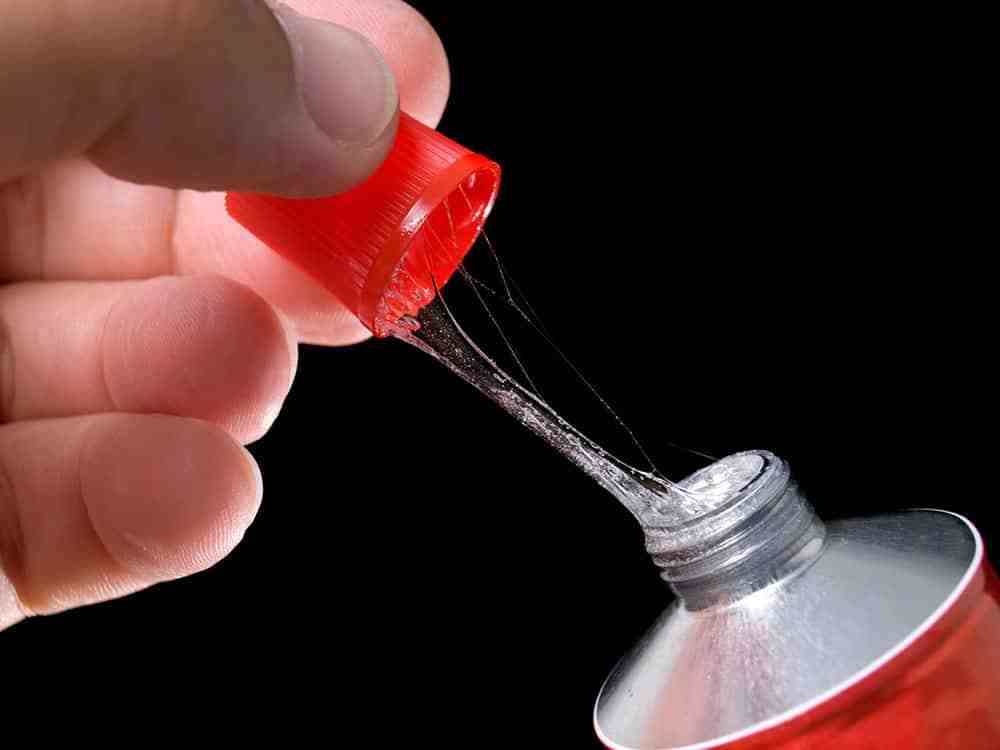 Can rubbing alcohol get rid of superglue?